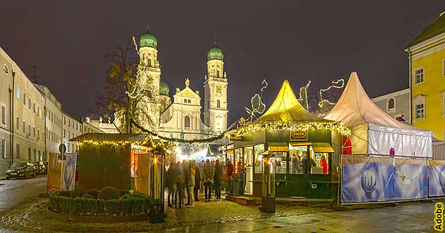 Weihnachtsmarkt-Reisen Passau an der Donau 2024 2025 in Bayern, Passauer Christkindlmarkt vor dem Dom St. Stephan