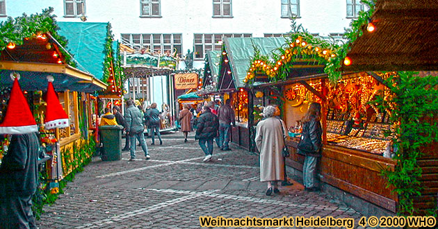 Weihnachtsmarkt-Reisen Heidelberg Neckar 2024 2025. Heidelberger Weihnachtsmrkte in der Altstadt auf Universittsplatz, Marktplatz und Kornmarkt mit Blick auf das Heidelberger Schlo, Baden-Wrttemberg.