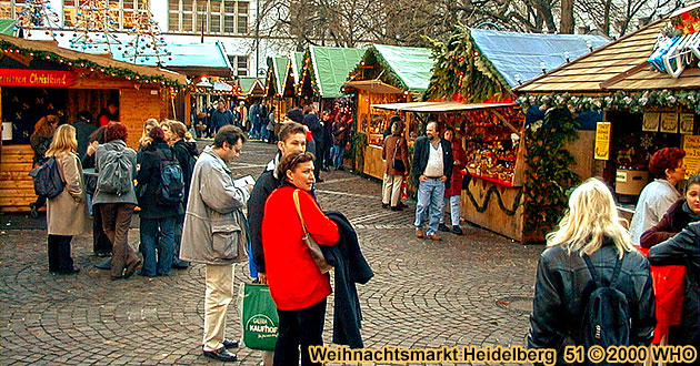 Weihnachtsmarkt-Reisen Heidelberg Neckar 2024 2025. Heidelberger Weihnachtsmrkte in der Altstadt auf Universittsplatz, Marktplatz und Kornmarkt mit Blick auf das Heidelberger Schlo, Baden-Wrttemberg.